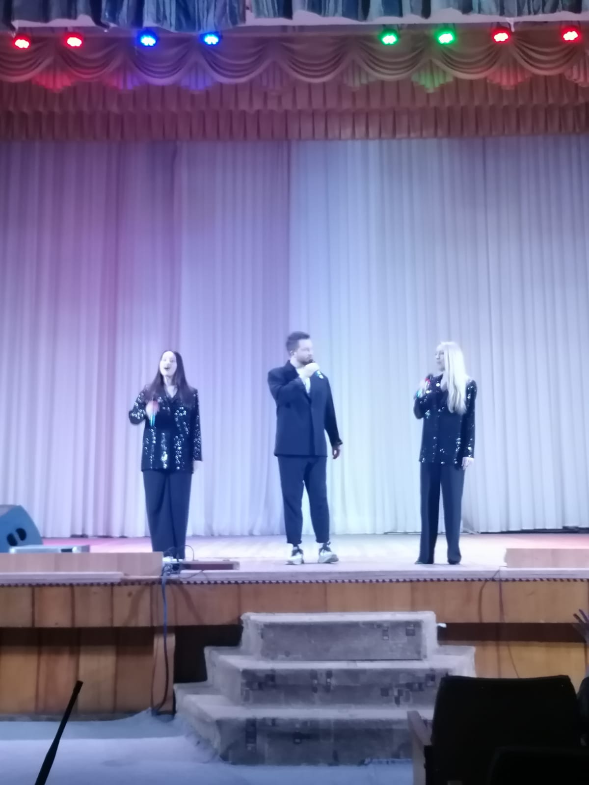 Солисты «Экспресс-бэнда» выступили для жителей ЛНР и ДНР Солисты «Экспресс-бэнда» выступили для жителей ЛНР и ДНР